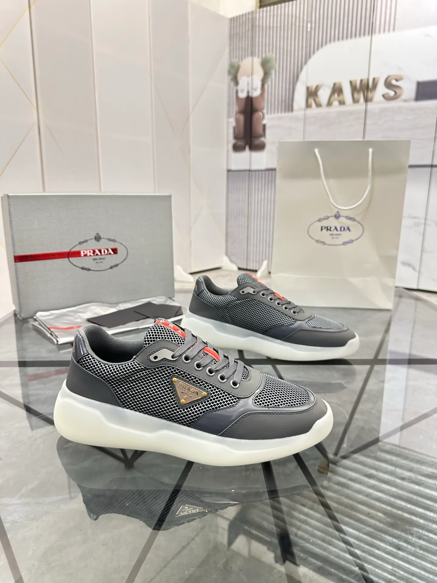 Men's shoes for sale 💰: 💰P620¥ High-end top quality Product trademark: Prada *"Prada*" low-top casual shoes Regular size: 38-45 (can be customized to 46) Product materials: Upper imported first-layer cowhide spliced ​​with original fabric, breathable lining, cowhide foot pads, original outsole. No.: 001